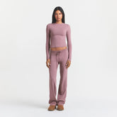 COTTON JERSEY STRAIGHT LEG PANT | MUTED MAUVE ON A MODEL FRONT VIEW @ | FOCUS: 0.0, 1.0, 0.9