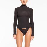 FITS EVERYBODY TURTLENECK TOP WORN BY A MODEL IN FRONT VIEW @ | FOCUS: 0.0, 1.0, 0.9