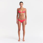 FITS EVERYBODY MICRO BANDEAU | ULTRA PINK ON A MODEL FRONT VIEW @ | FOCUS: 0.0, 1.0, 0.9