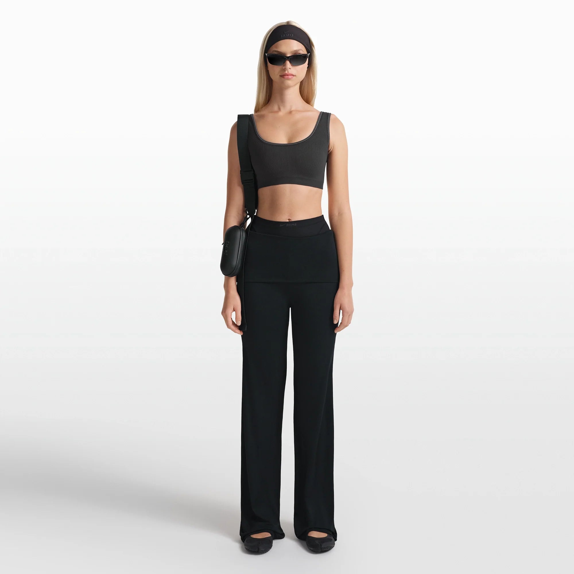 NikeSKIMS RIBBED SEAMLESS SCOOP BRA | OBSIDIAN/ARMOR ON A MODEL FRONT VIEW @ | FOCUS: 0.0, 1.0, 0.9