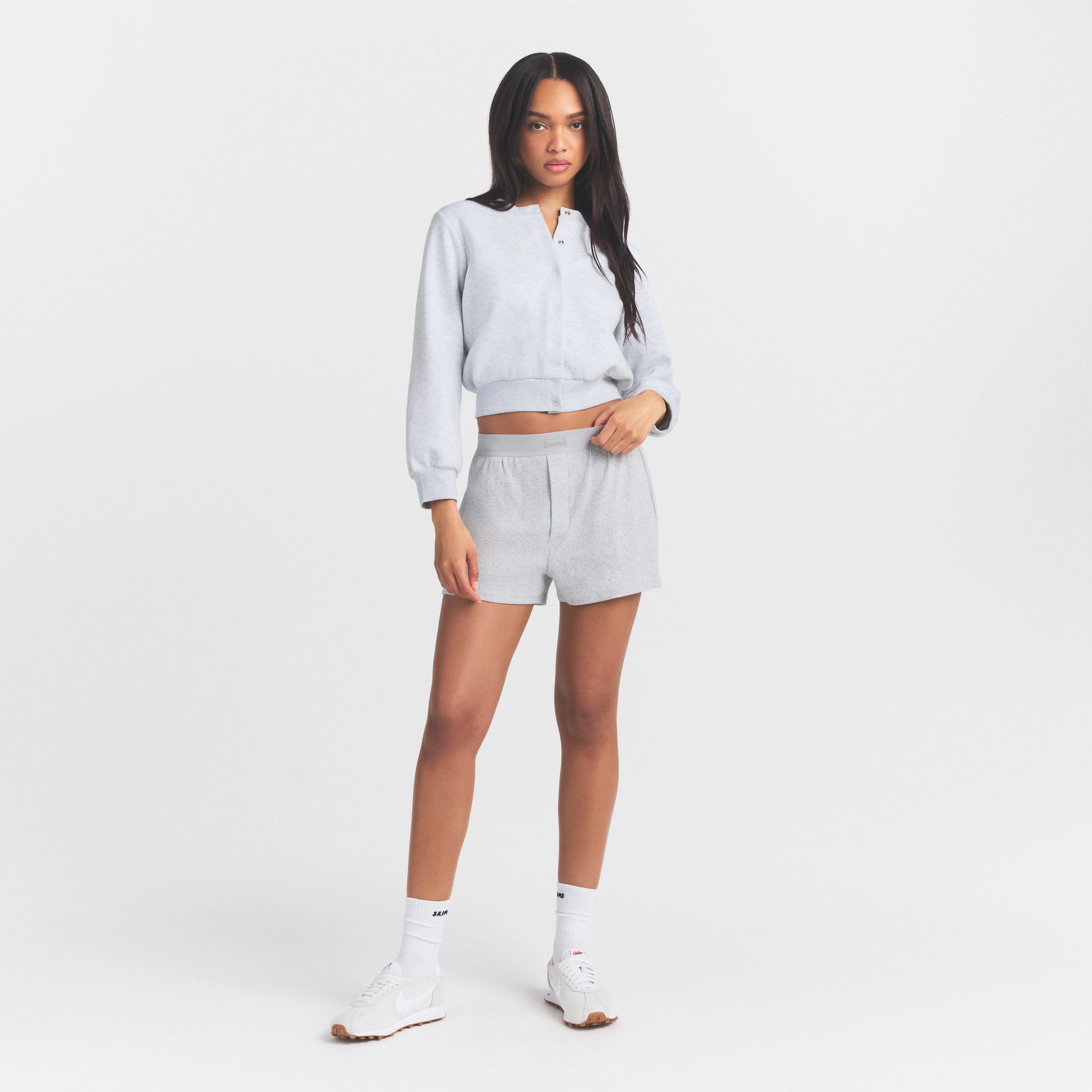 COTTON RIB LOOSE BOXER | LIGHT HEATHER GREY ON A MODEL FRONT VIEW