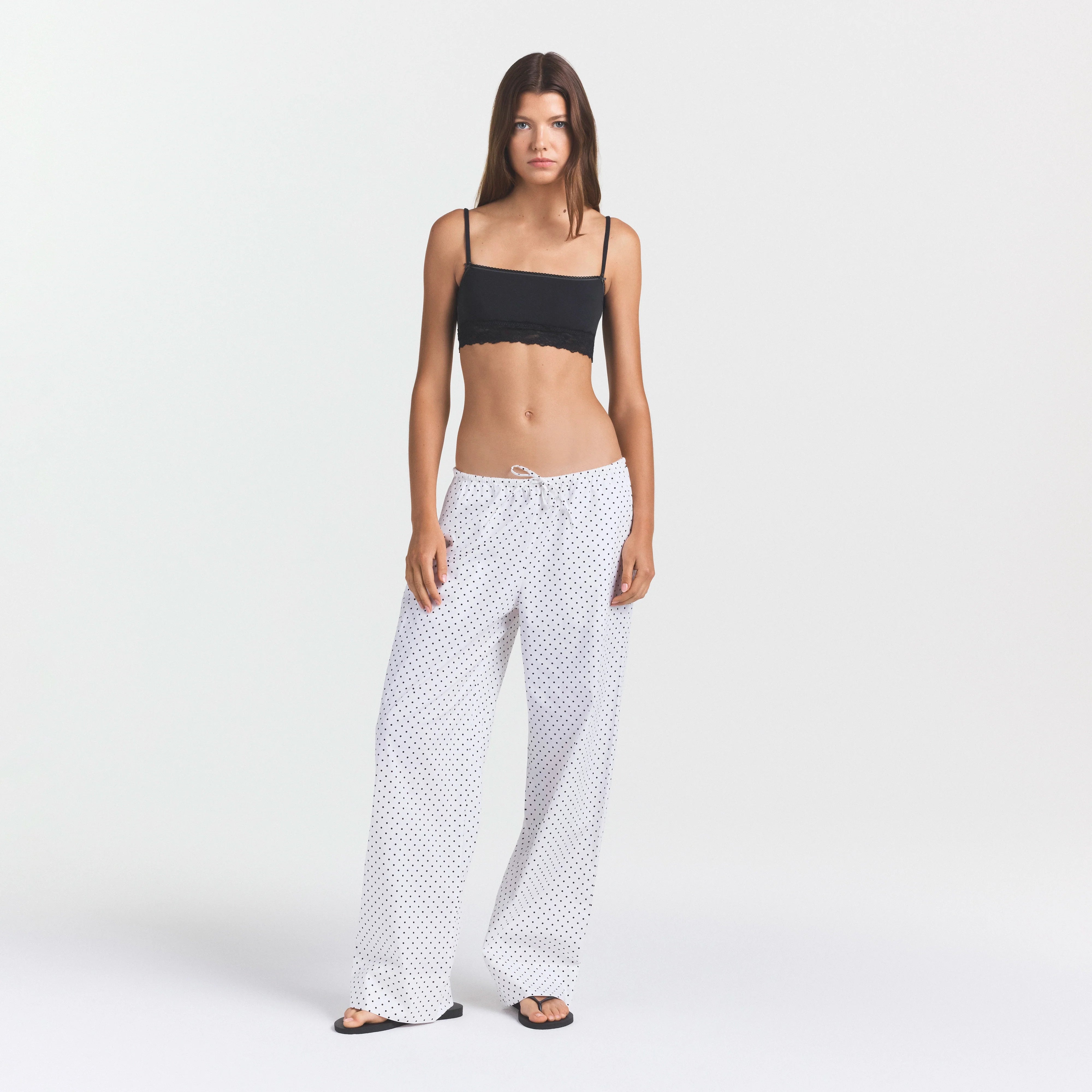 COTTON POPLIN SLEEP STRAIGHT LEG PANT | ONYX DOT PRINT ON A MODEL FRONT VIEW @ | FOCUS: 0.0, 1.0, 0.9