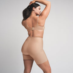 SKIMS BODY BUTT ENHANCING PADDED SHORT | CLAY ON A MODEL SIDE VIEW