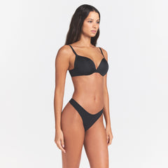 SKIMS ULTIMATE TEARDROP T-SHIRT BRA | ONYX ON A MODEL SIDE VIEW @ | FOCUS: 0.0, 1.0, 0.9 | COMP