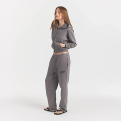 BOYFRIEND FLEECE STRAIGHT LEG PANT | SHADOW EIGHTY SKIMS ON A MODEL FRONTVIEW @ | FOCUS: 0.0, 1.0, 0.9