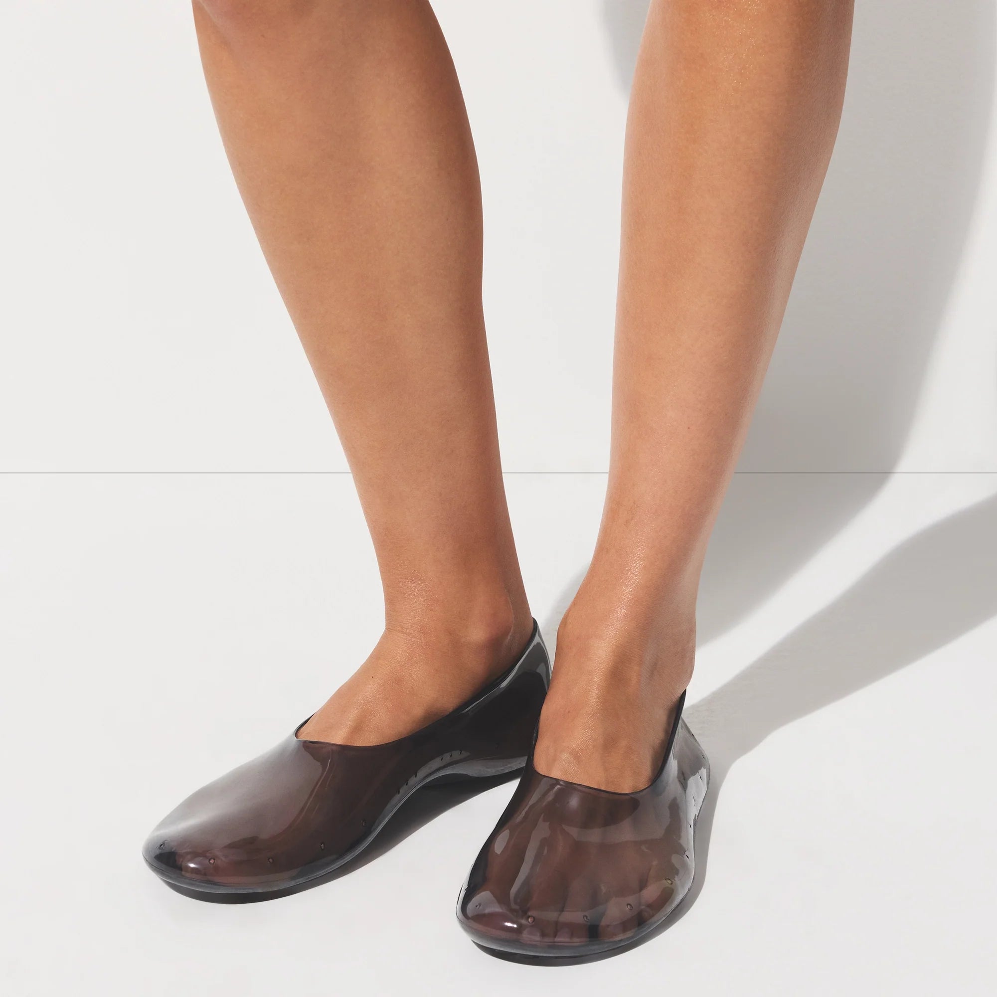 JELLY SHOE | ONYX ON A MODEL SIDE VIEW @ | FOCUS: 0.0, 1.0, 0.9