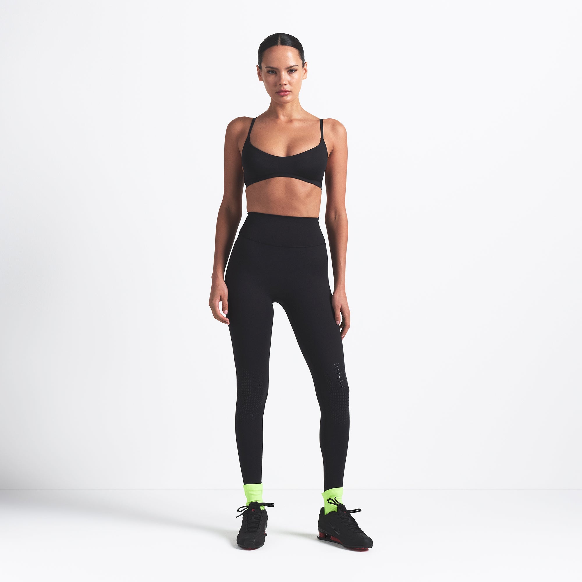 NikeSKIMS MATTE KNEE GRIP 26" LEGGING | OBSIDIAN ON A MODEL FRONT VIEW @ | FOCUS: 0.9, 0.1, 0.7