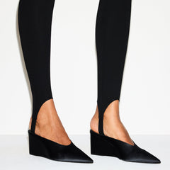 THE ESSENTIAL COLLECTION HIGH-WAISTED STIRRUP LEGGING | OBSIDIAN ON A MODEL SIDE VIEW @ | FOCUS: 0.0, 1.0, 0.9