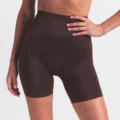 NikeSKIMS SHINE BONDED WAIST 5" BIKER SHORT | PHOENIX ON A MODEL SIDE VIEW