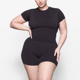 ON A MODEL FRONT VIEW SOFT SMOOTHING T-SHIRT IN ONYX