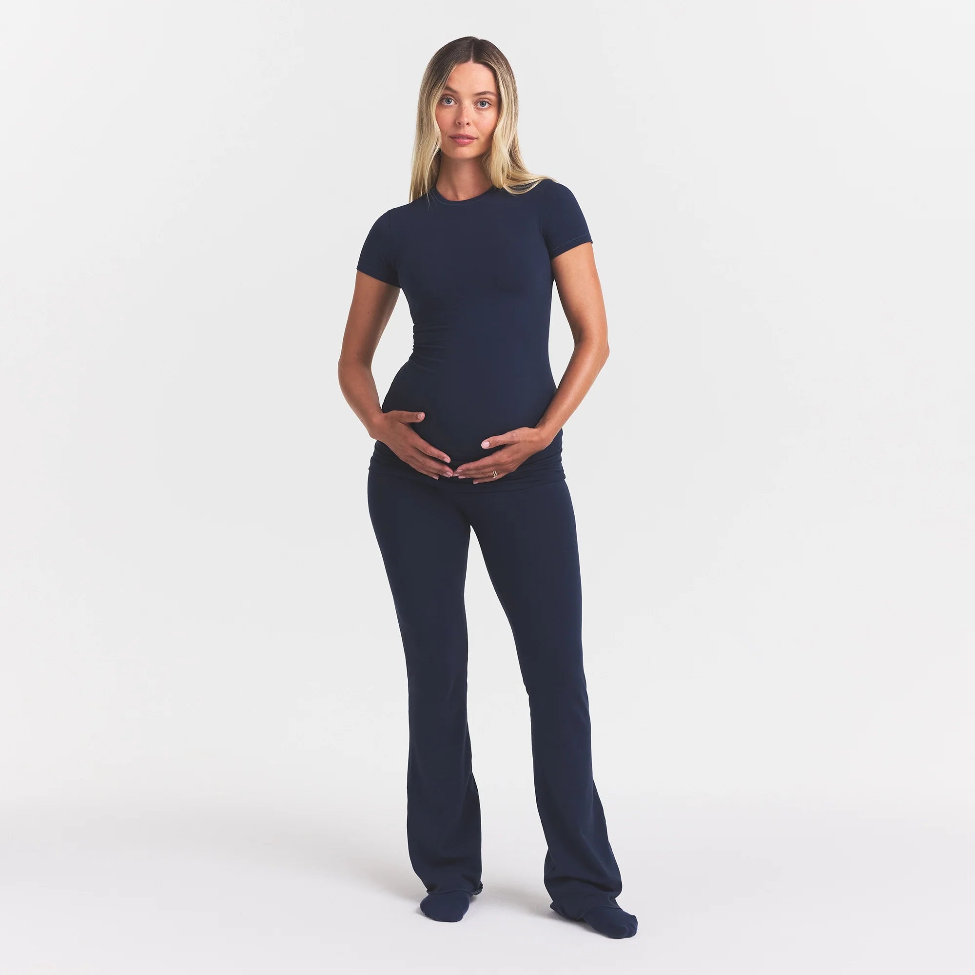 COTTON JERSEY MATERNITY T-SHIRT | NAVY ON A MODEL FRONT VIEW @ | FOCUS: 0.0, 1.0, 0.9