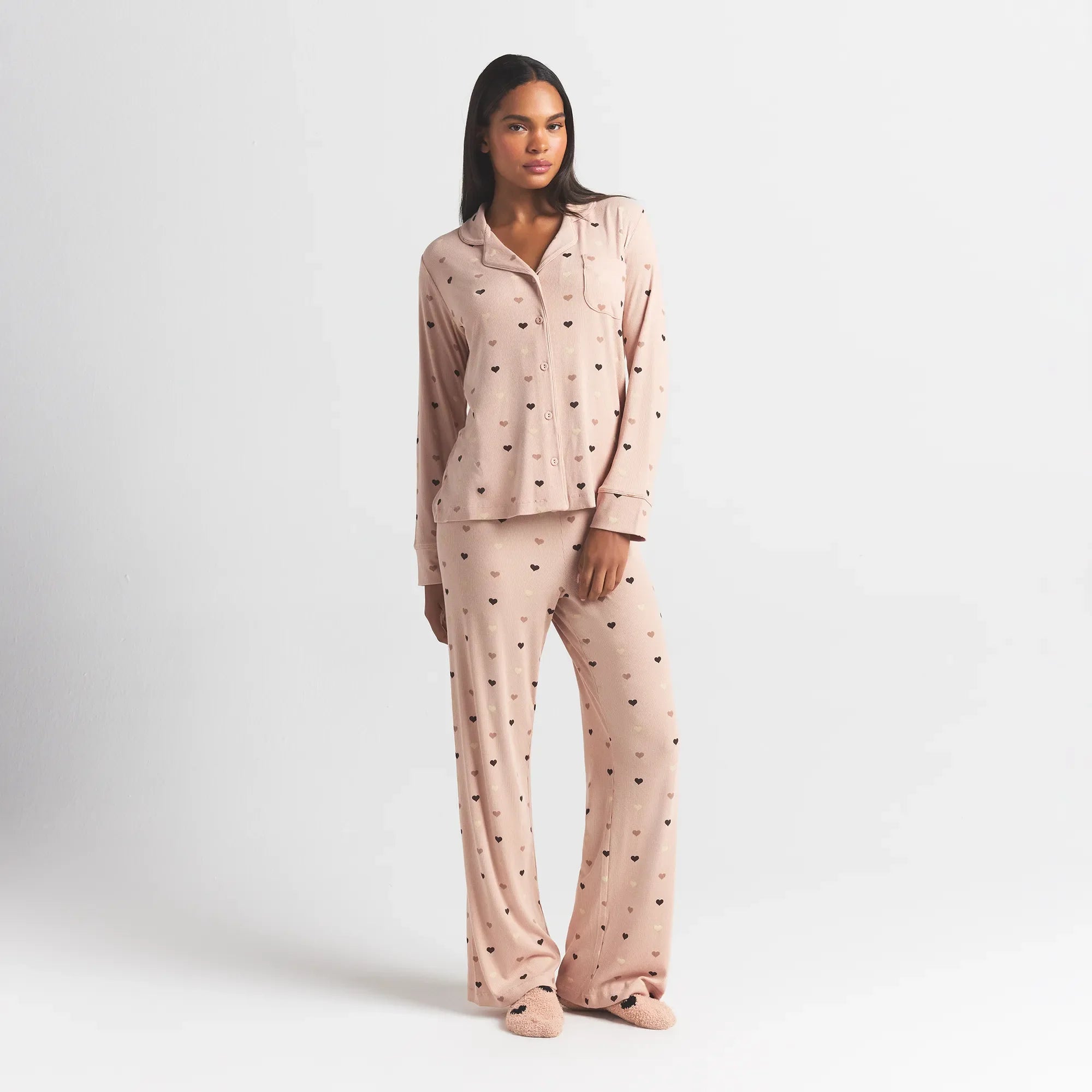 SOFT LOUNGE SLEEP SET | MICA MINI HEART HALFDROP ON A MODEL FRONT VIEW @ | FOCUS: 0.0, 1.0, 0.9
