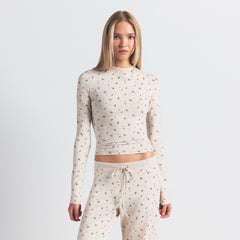 COTTON JERSEY LONG SLEEVE T-SHIRT | OATMEAL HEATHER HOLLY PRINT ON A MODEL SIDE VIEW @ | FOCUS: 0.0, 1.0, 0.9