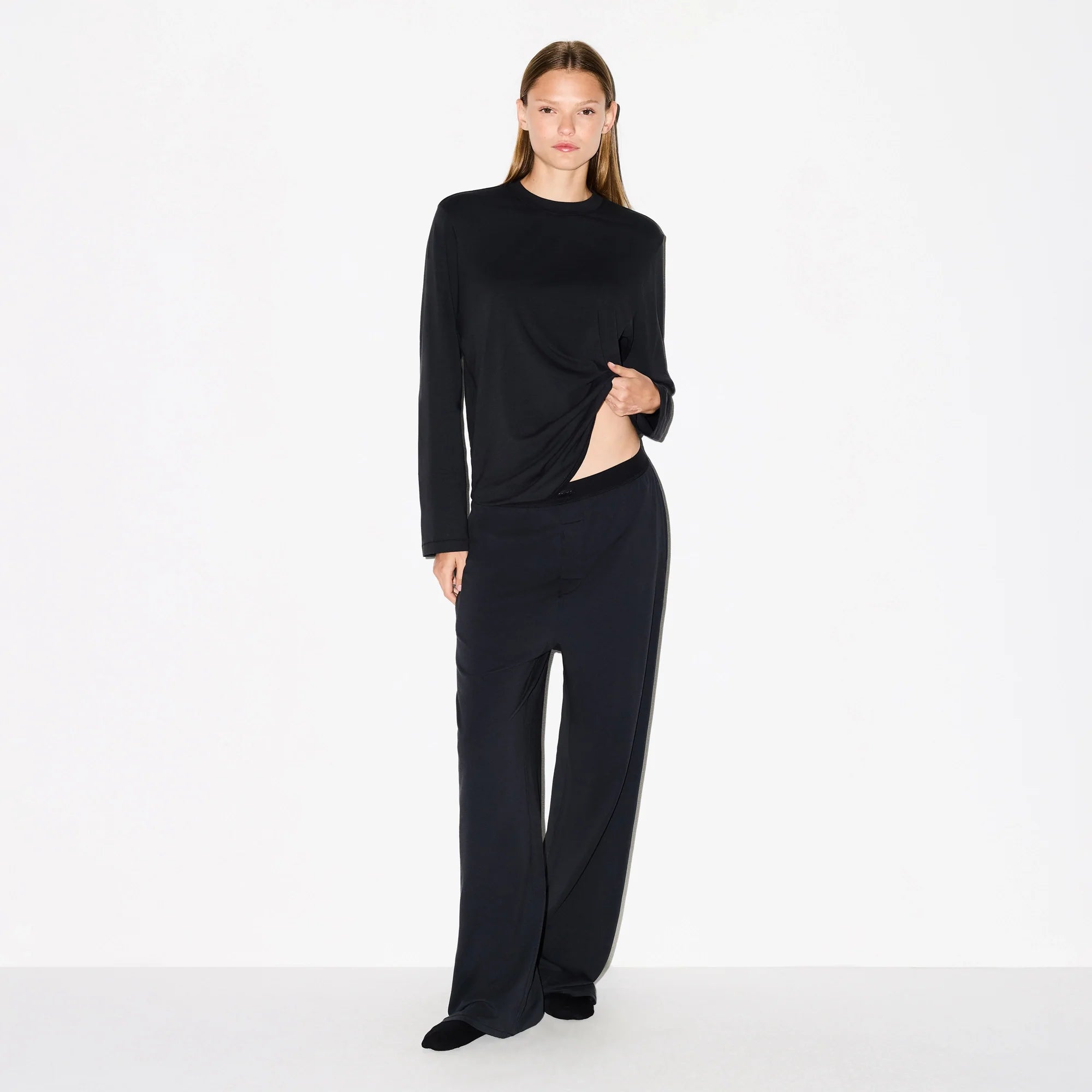 BOYFRIEND LOOSE PANT | ONYX ON A MODEL FRONT VIEW @ | FOCUS: 0.0, 1.0, 0.9