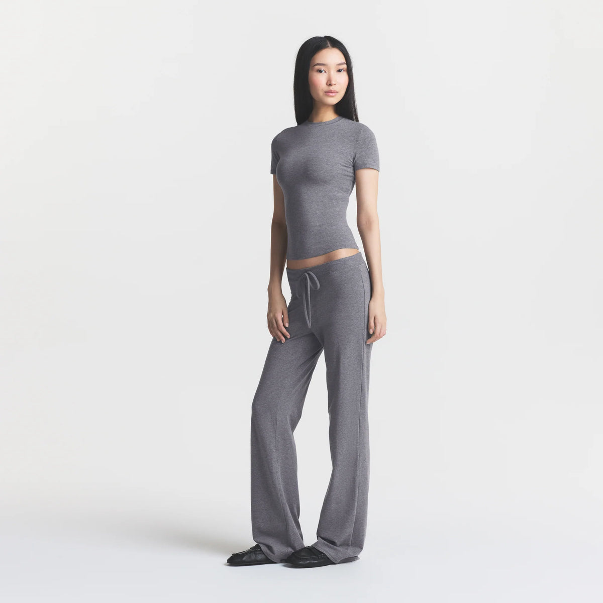 COTTON JERSEY STRAIGHT LEG PANT | DARK HEATHER GREY ON A MODEL FRONT VIEW @ | FOCUS: 0.0, 1.0, 0.9