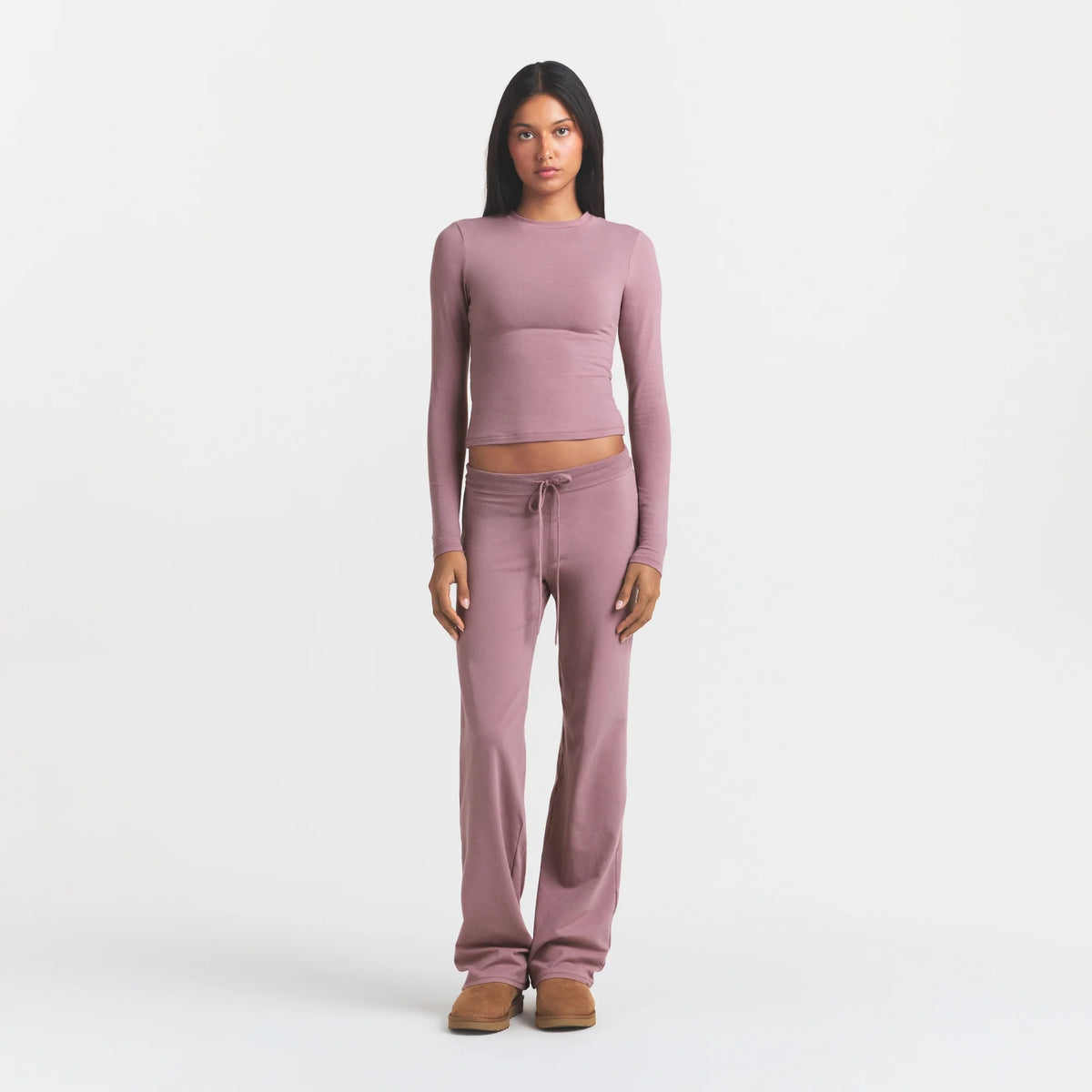 COTTON JERSEY STRAIGHT LEG PANT | MUTED MAUVE ON A MODEL FRONT VIEW @ | FOCUS: 0.0, 1.0, 0.9