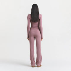 COTTON JERSEY STRAIGHT LEG PANT | MUTED MAUVE ON A MODEL BACK VIEW @ | FOCUS: 0.0, 1.0, 0.9