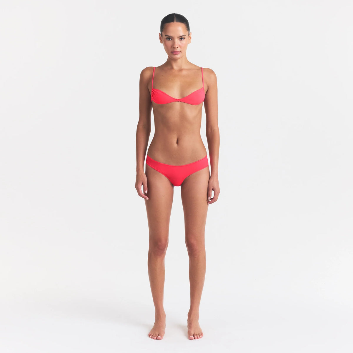 FITS EVERYBODY MICRO BANDEAU | ULTRA PINK ON A MODEL FRONT VIEW @ | FOCUS: 0.0, 1.0, 0.9
