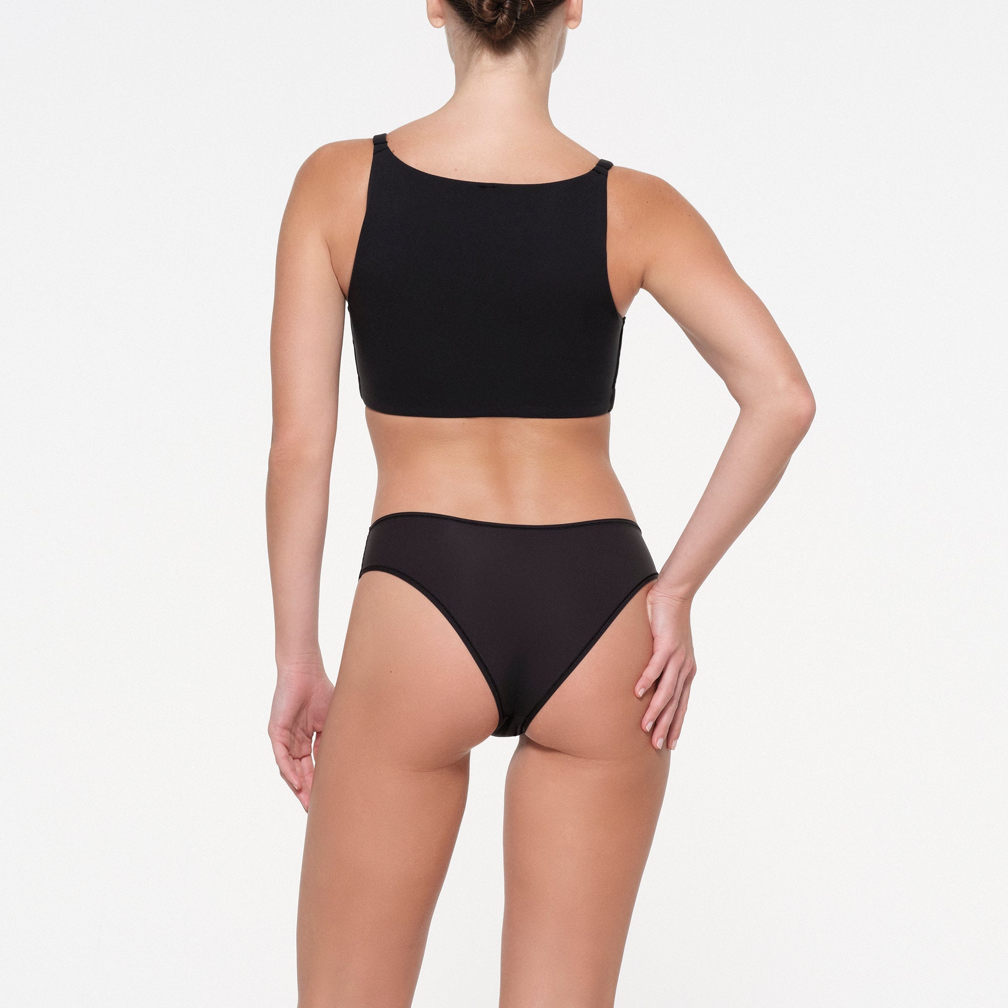 FITS EVERYBODY FULL COVERAGE BACK SMOOTHER BRA | ONYX ON A MODEL BACK VIEW
