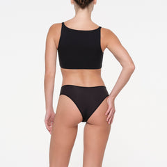 FITS EVERYBODY FULL COVERAGE BACK SMOOTHER BRA | ONYX ON A MODEL BACK VIEW