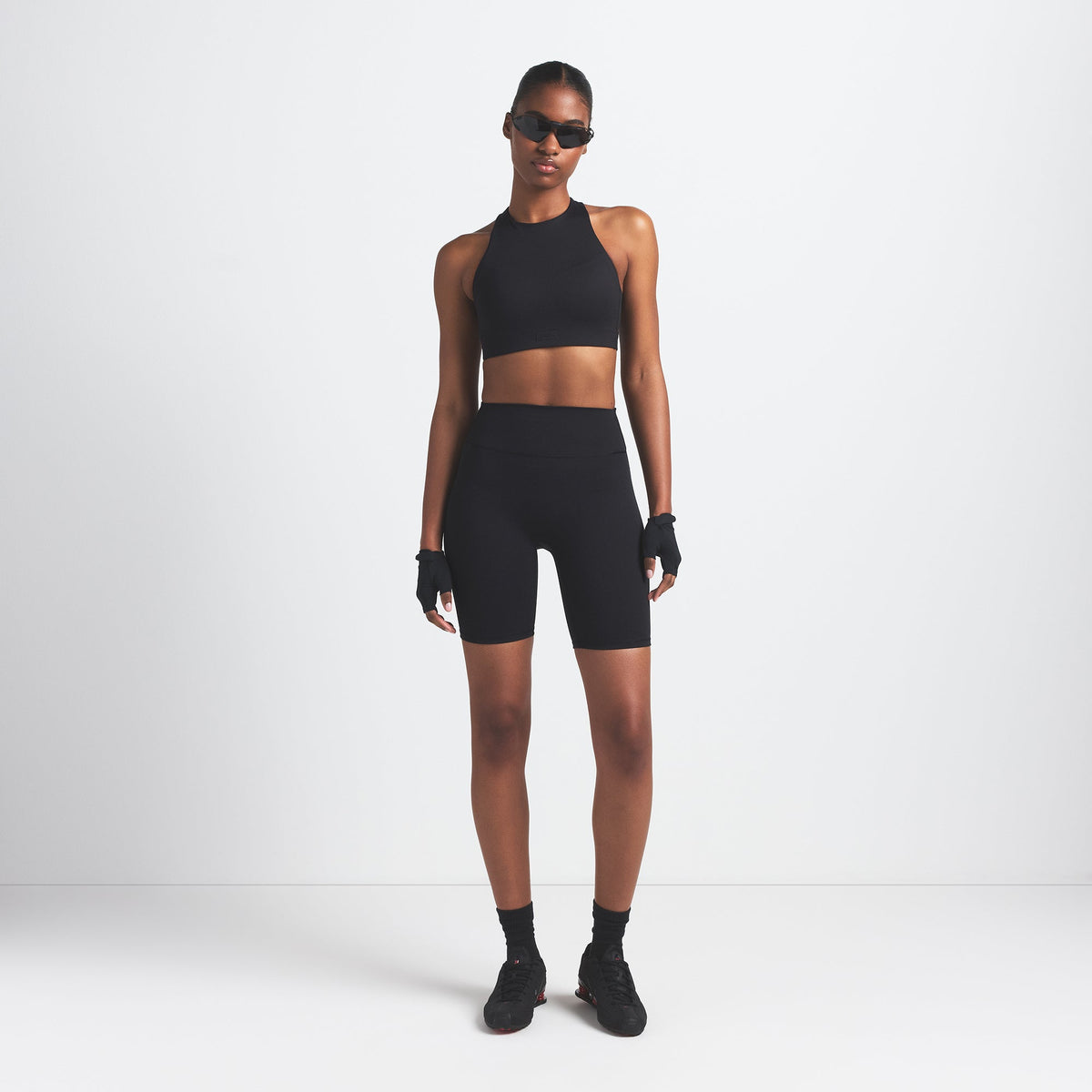 NikeSKIMS MATTE 7" BIKER SHORT | OBSIDIAN ON A MODEL FRONT VIEW @ | FOCUS: 0.9, 0.1, 0.7