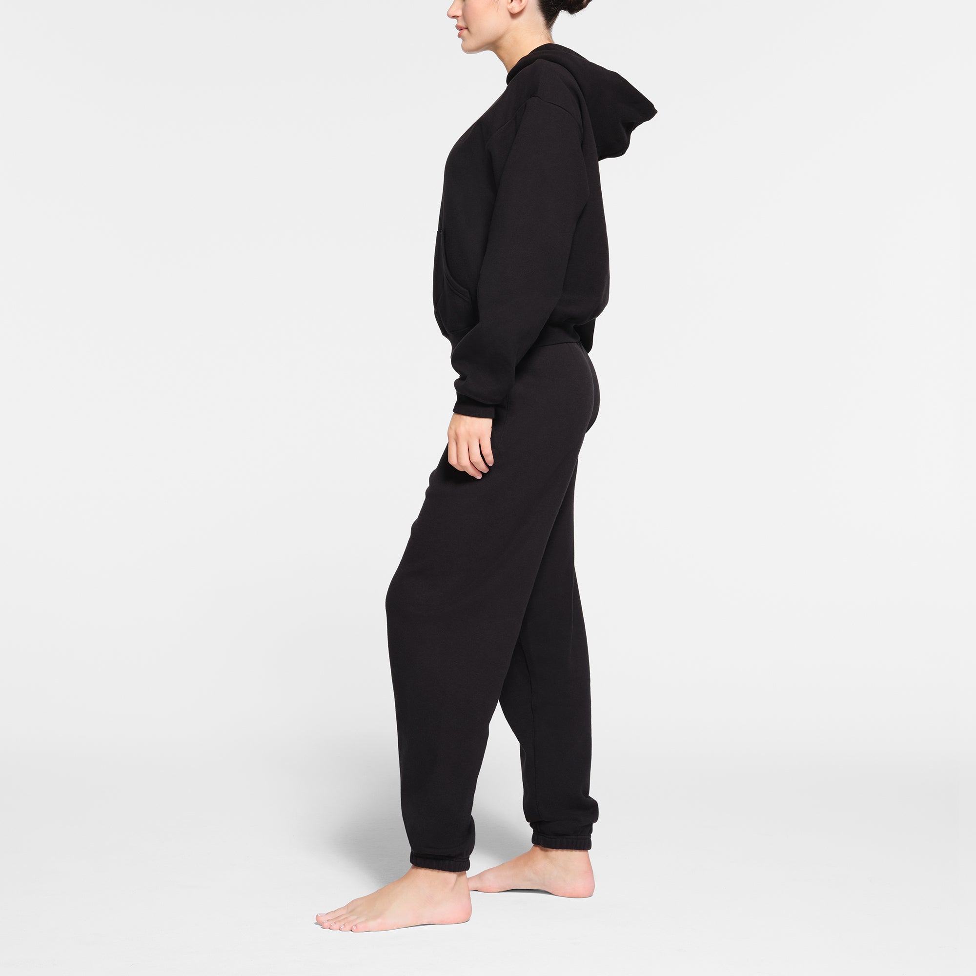 COTTON FLEECE CLASSIC JOGGER | ONYX ON A MODEL SIDE VIEW