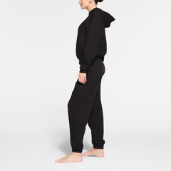 COTTON FLEECE CLASSIC JOGGER | ONYX ON A MODEL SIDE VIEW