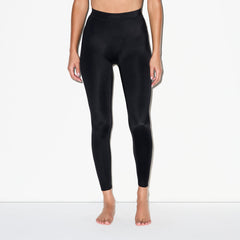 NikeSKIMS SHINE V-LINE 26" LEGGING | OBSIDIAN ON A MODEL SIDE VIEW @ | FOCUS: 0.0, 1.0, 0.9