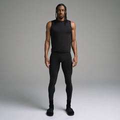 SKIMS SPORT MENS LEGGING | OBSIDIAN ON A MODEL FRONT VIEW | FOCUS: 0.0, 1.0, 0.9