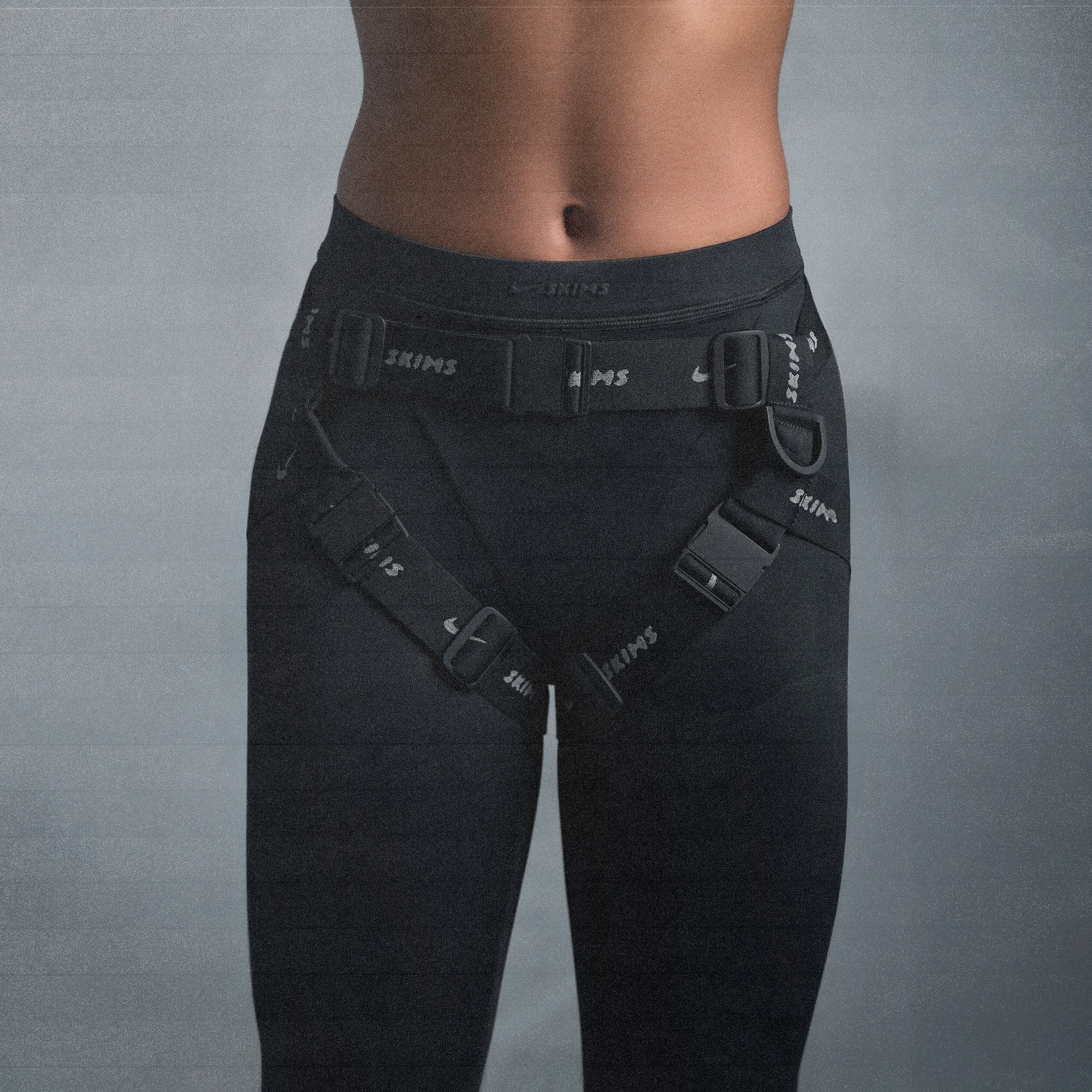 NikeSKIMS MATTE V-LINE 26" LEGGING | OBSIDIAN ON A MODEL SIDE VIEW @ | FOCUS: 0.0, 1.0, 0.9