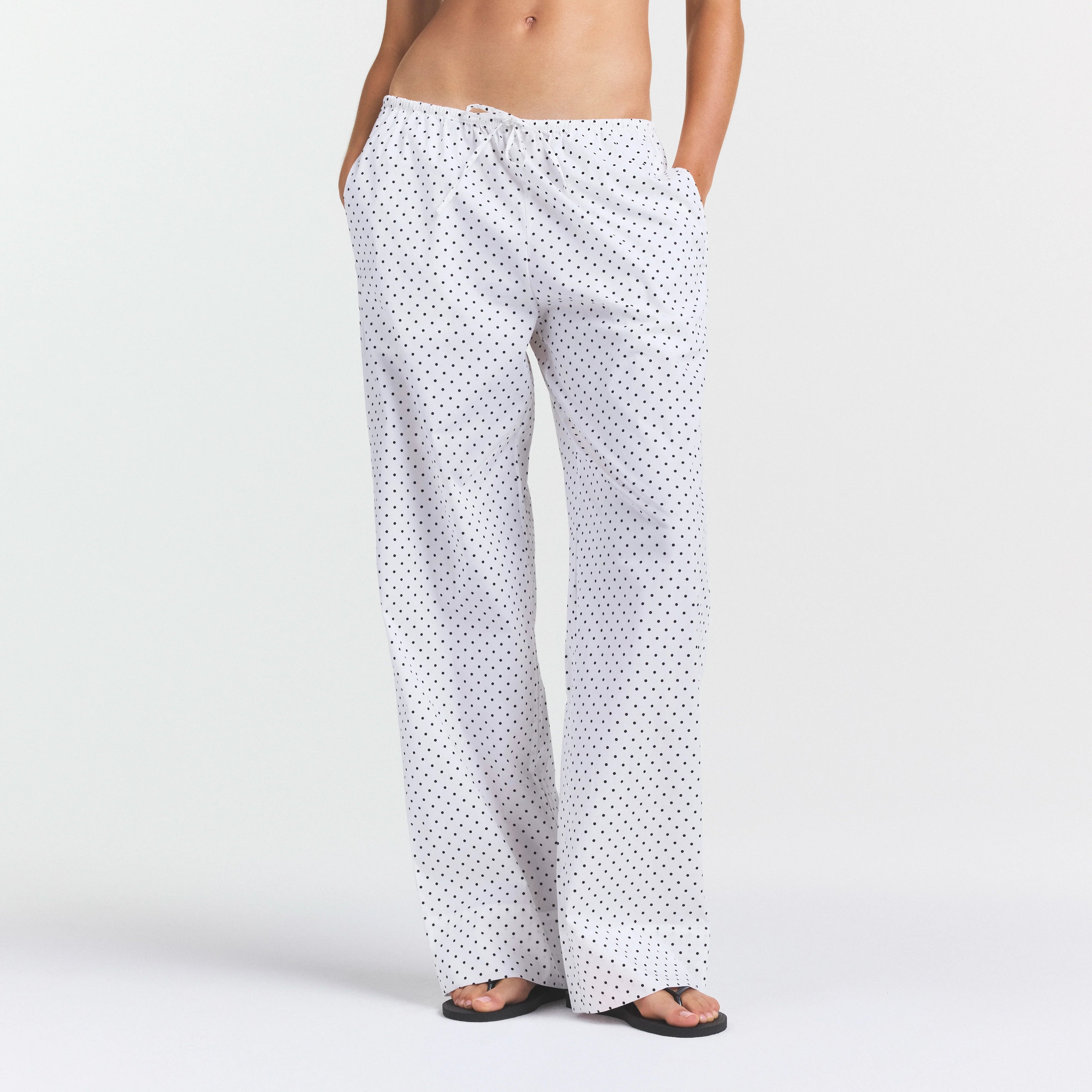 COTTON POPLIN SLEEP STRAIGHT LEG PANT | ONYX DOT PRINT ON A MODEL SIDE VIEW @ | FOCUS: 0.0, 1.0, 0.9