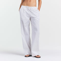 COTTON POPLIN SLEEP STRAIGHT LEG PANT | ONYX DOT PRINT ON A MODEL SIDE VIEW @ | FOCUS: 0.0, 1.0, 0.9
