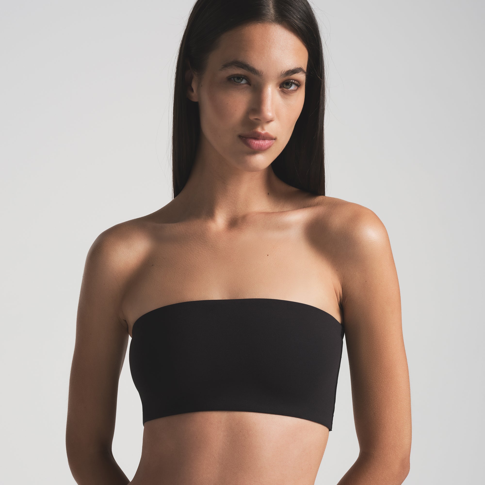 FITS EVERYBODY BANDEAU | ONYX ON A MODEL FRONT VIEW | FOCUS: 0.0, 1.0, 0.9