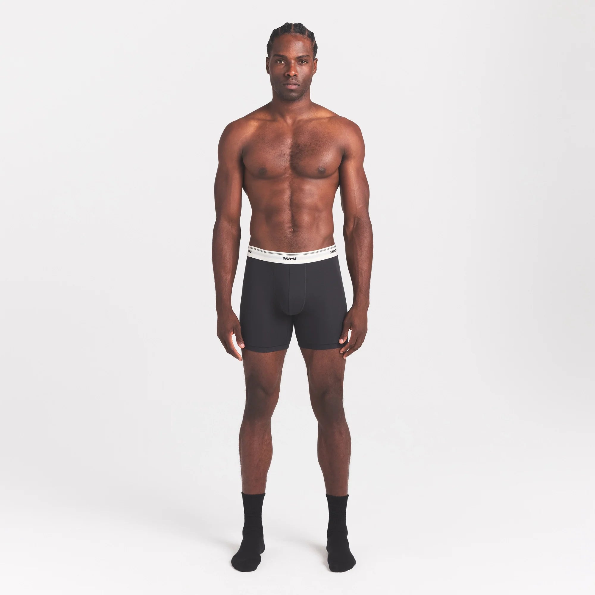 SKIMS COTTON RIB MENS 5" BOXER BRIEF | ONYX ON A MODEL FRONT VIEW @ | FOCUS: 0.0, 1.0, 0.9