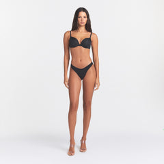 SKIMS ULTIMATE TEARDROP T-SHIRT BRA | ONYX ON A MODEL FRONT VIEW @ | FOCUS: 0.0, 1.0, 0.9