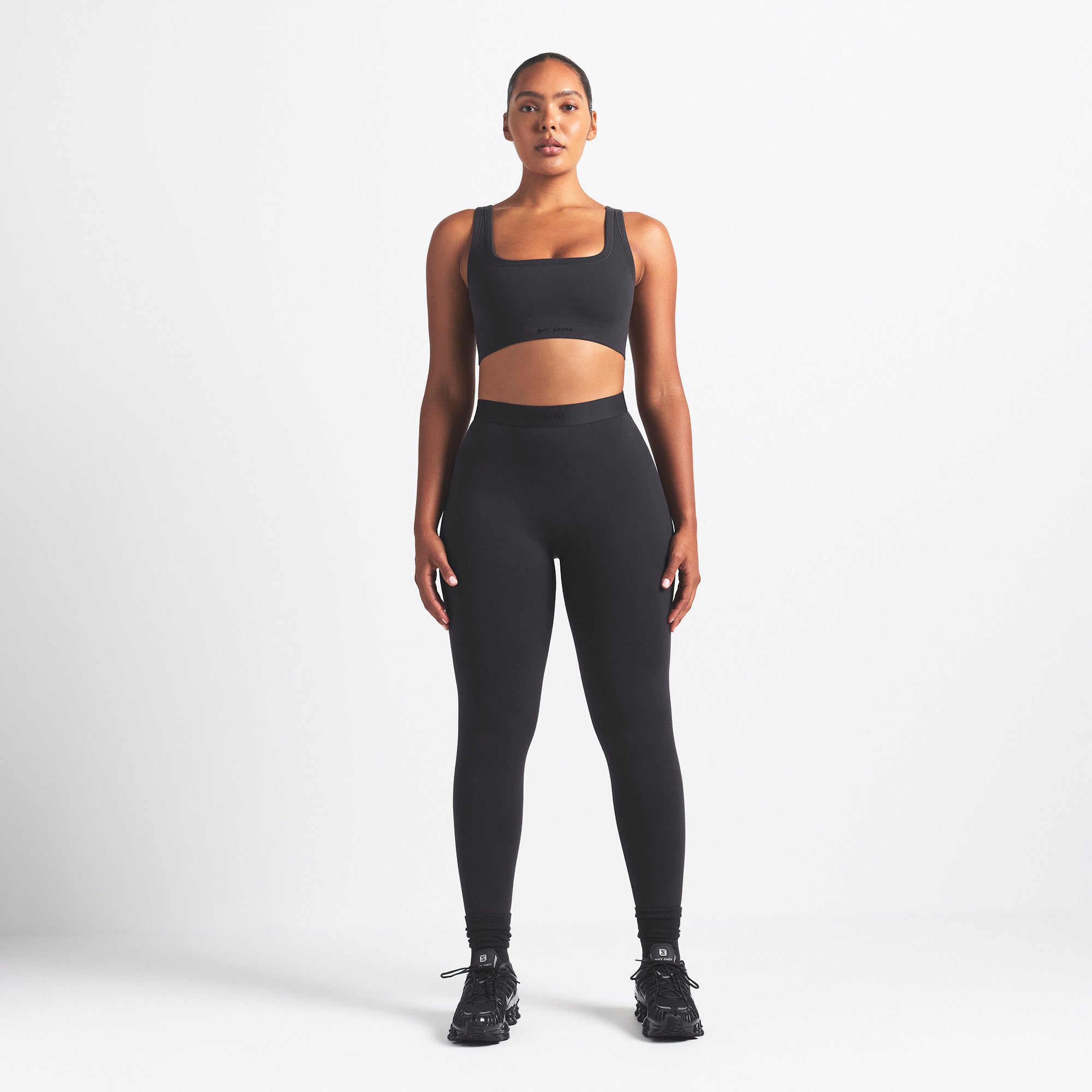 NikeSKIMS VINTAGE SEAMLESS SCOOP NECK BRA | OBSIDIAN ON A MODEL FRONT VIEW @ | FOCUS: 0.9, 0.1, 0.7