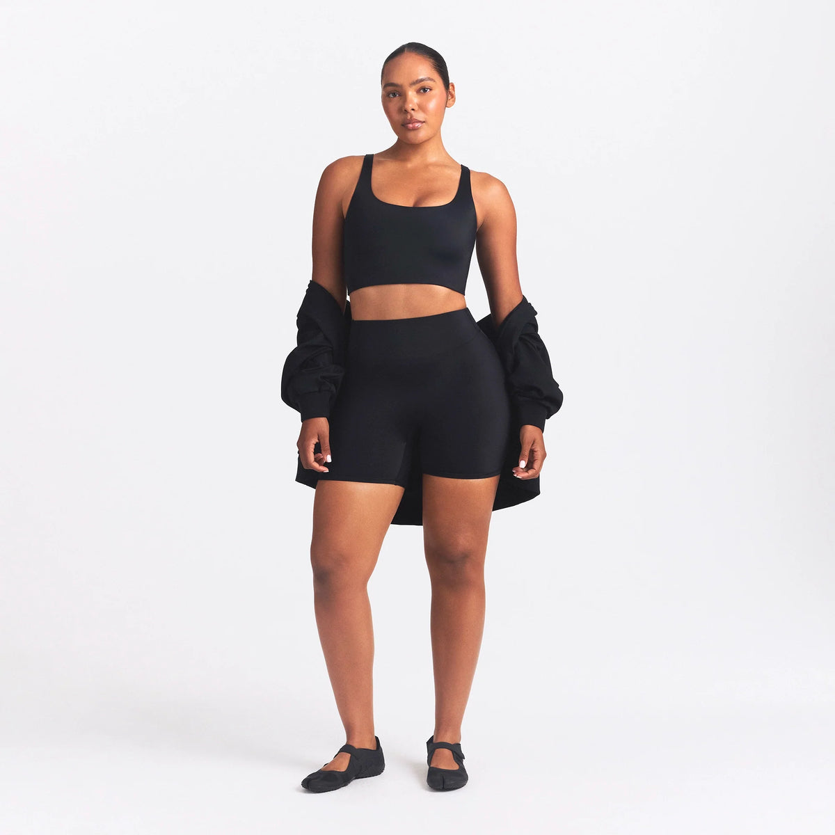 NikeSKIMS SHINE SCOOP NECK BRA TOP | OBSIDIAN ON A MODEL FRONT VIEW @ | FOCUS: 0.0, 1.0, 0.9