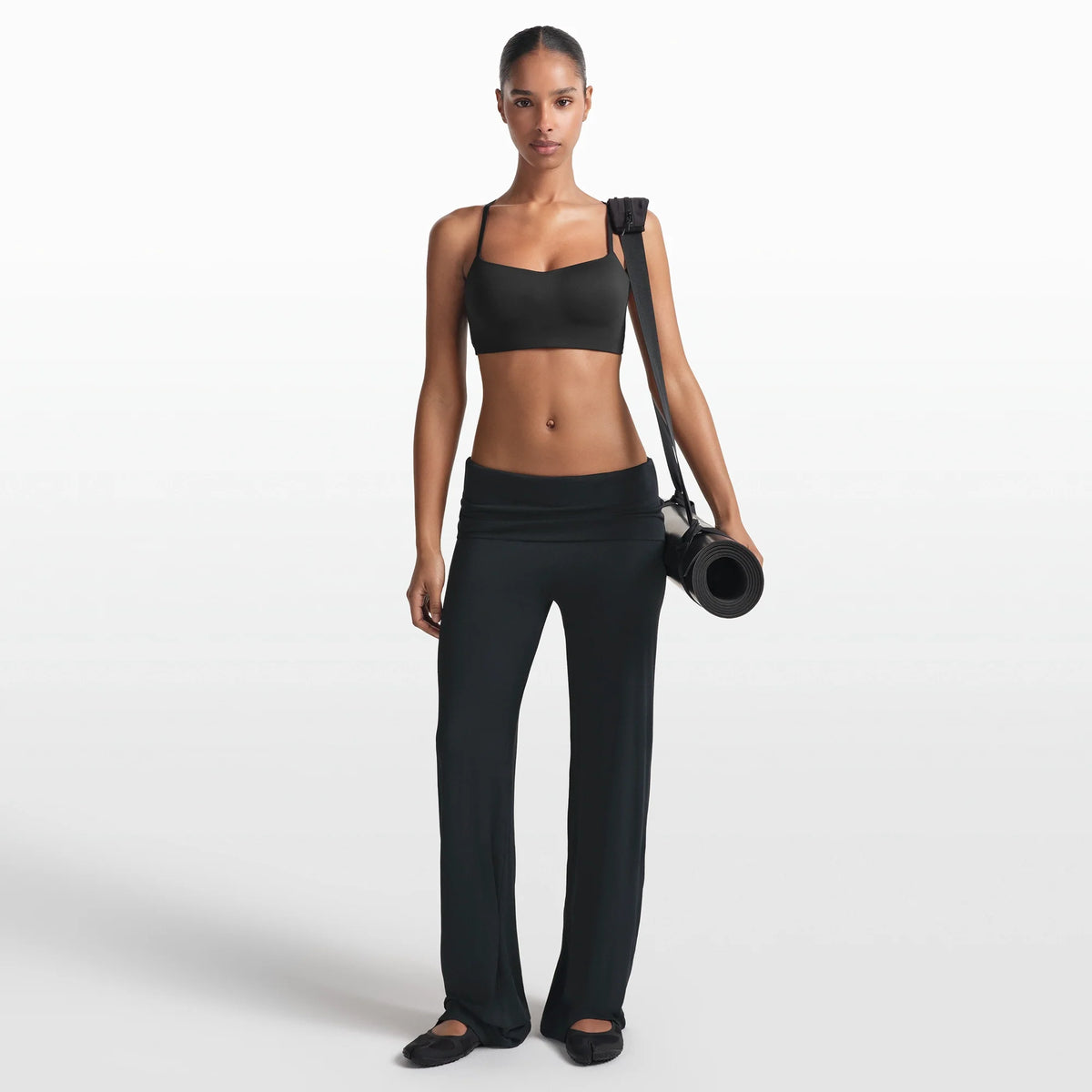 NikeSKIMS MATTE CONTOUR CAMI BRA | OBSIDIAN ON A MODEL FRONT VIEW @ | FOCUS: 0.0, 1.0, 0.9