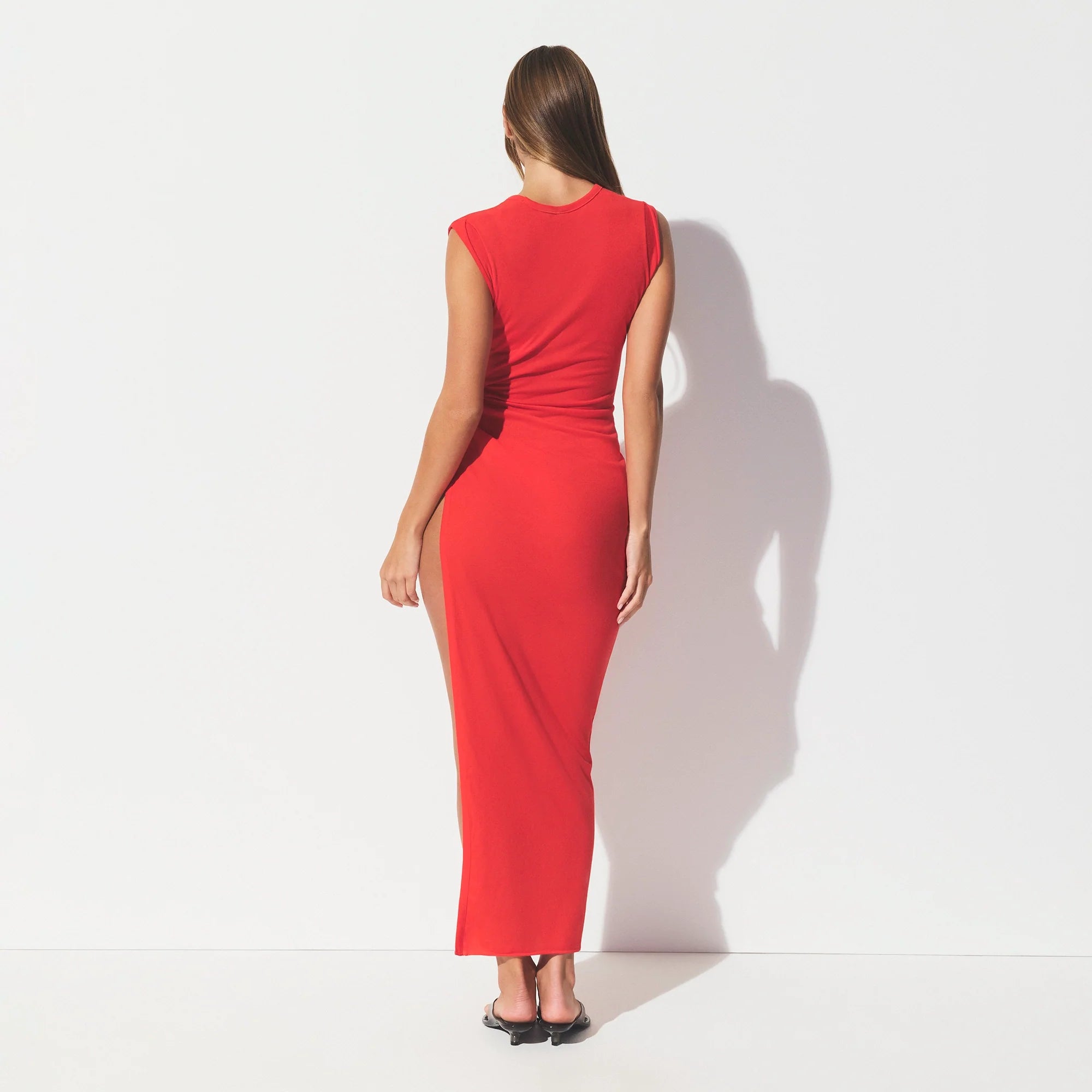 COTTON COVER-UPS SARONG DRESS | CARMINE ON A MODEL SIDE VIEW @ | FOCUS: 0.0, 1.0, 0.9