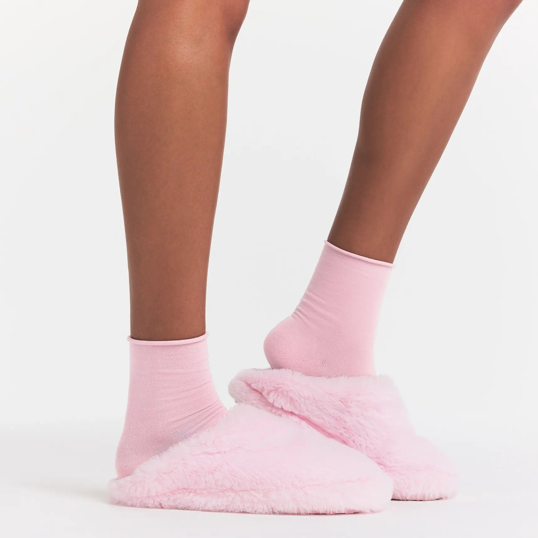 FAUX FUR SLIPPER | CHERRY BLOSSOM ON A MODEL FRONT VIEW @ | FOCUS: 0.0, 1.0, 0.9
