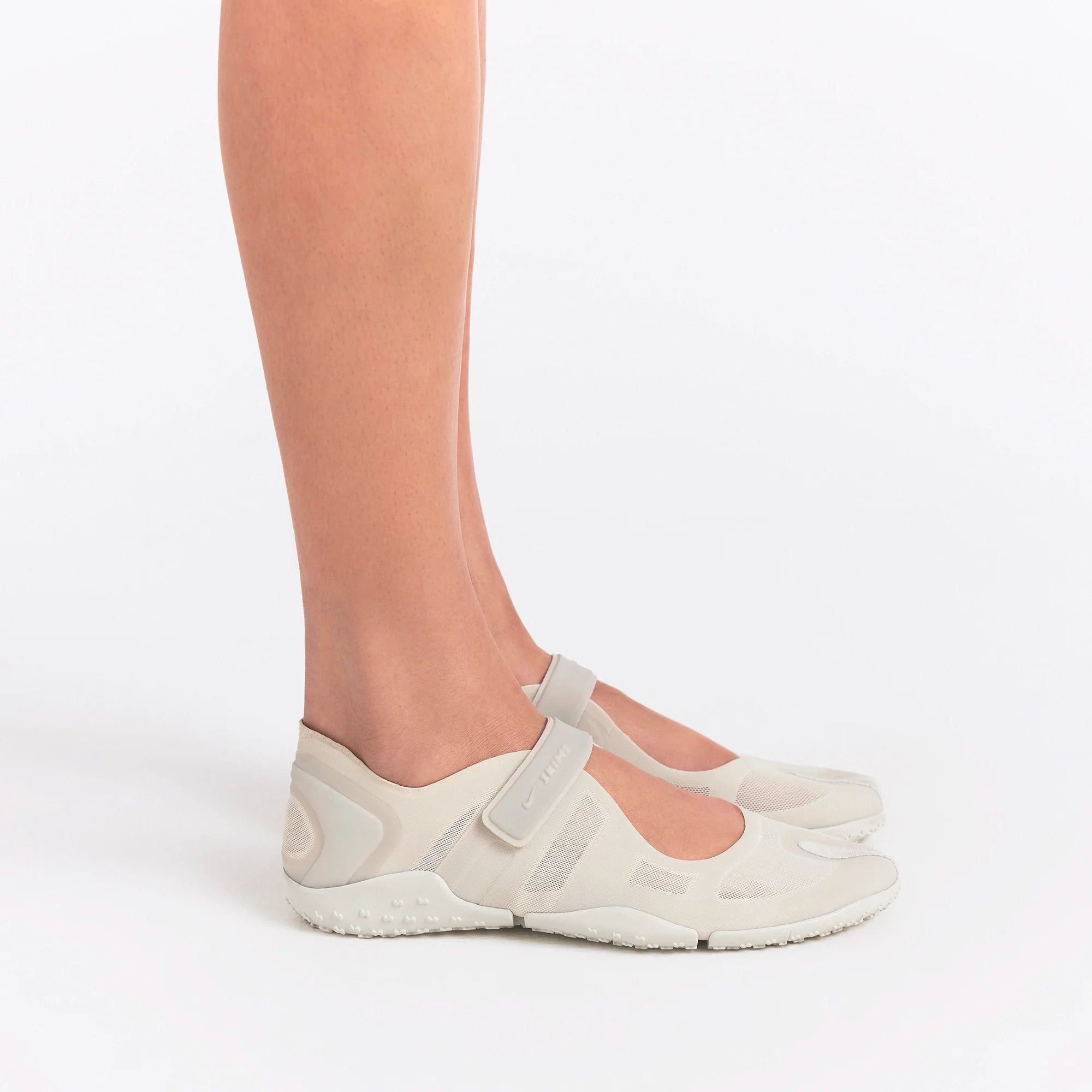 NikeSKIMS FOOTWEAR RIFT MESH | LT BONE/LT BONE-LT OREWOOD BRN ON A MODEL FRONT VIEW @ | FOCUS: 0.0, 1.0, 0.9