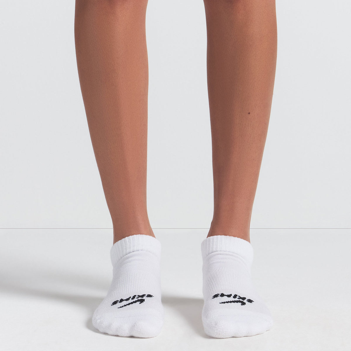 NikeSKIMS DRI-FIT ANKLE SOCK 3-PACK | SNOW ON A MODEL FRONT VIEW @ | FOCUS: 0.0, 1.0, 0.9