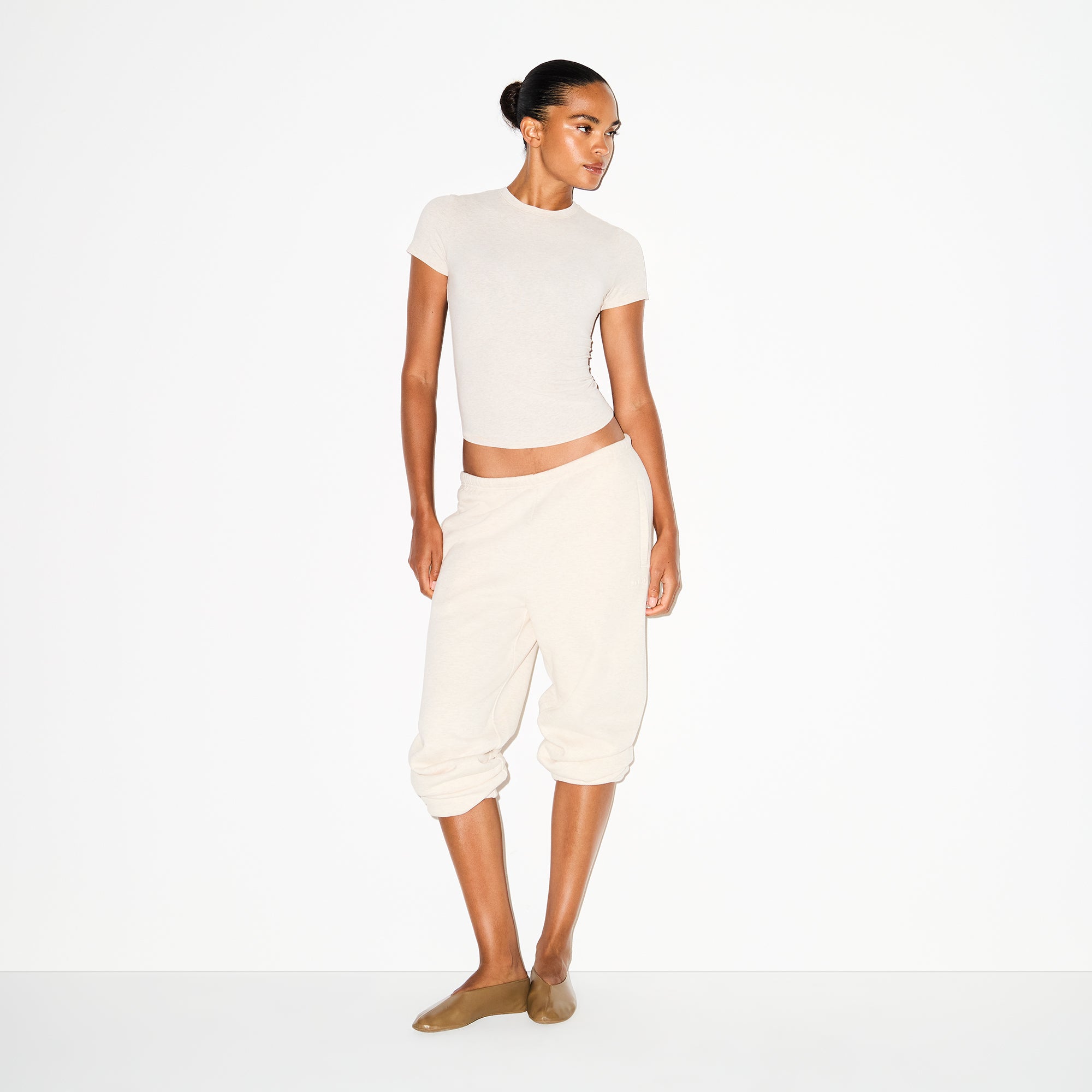 COTTON FLEECE CLASSIC JOGGER | OATMEAL HEATHER ON A MODEL FRONT VIEW @ | FOCUS: 0.0, 1.0, 0.9