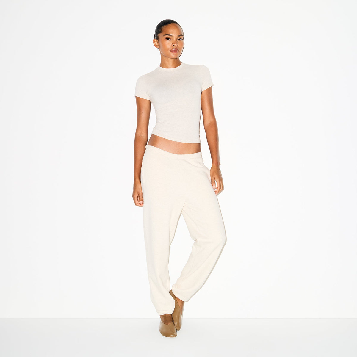 COTTON FLEECE CLASSIC JOGGER | OATMEAL HEATHER ON A MODEL FRONT VIEW @ | FOCUS: 0.0, 1.0, 0.9