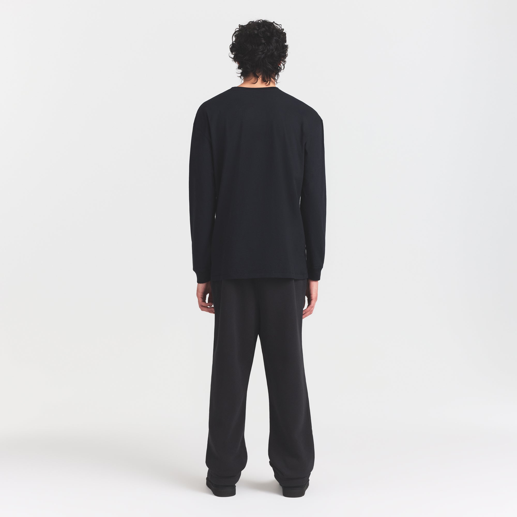HEAVYWEIGHT COTTON MENS RELAXED LONG SLEEVE T-SHIRT | OBSIDIAN ON A MODEL FRONT VIEW @ | FOCUS: 0.0, 1.0, 0.9