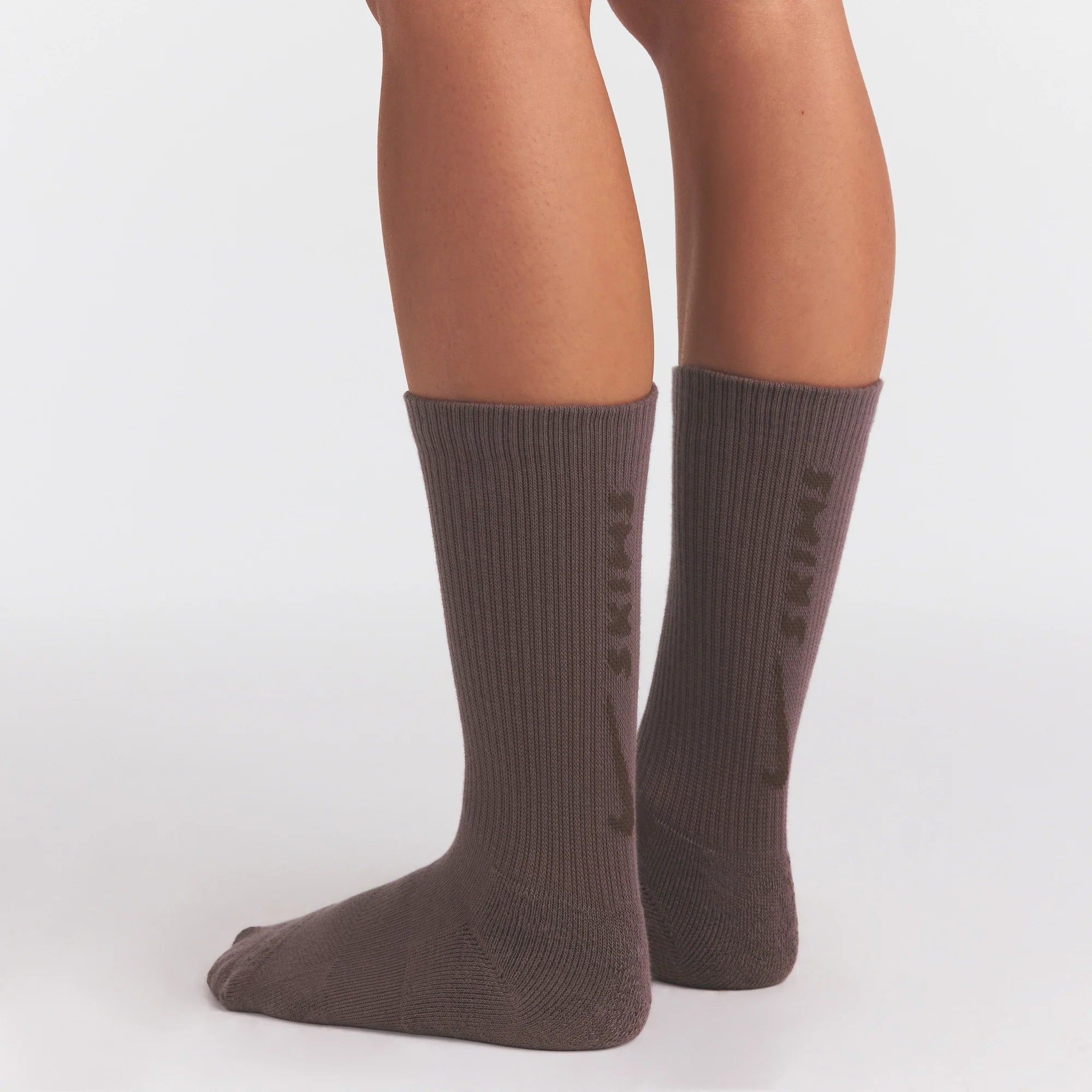 NikeSKIMS ACCESSORIES DRI-FIT? CREW SOCK 3-PACK | COBALT MULTI ON A MODEL SIDE VIEW @ | FOCUS: 0.0, 1.0, 0.9