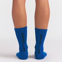 NikeSKIMS ACCESSORIES DRI-FIT? CREW SOCK 3-PACK | COBALT MULTI ON A MODEL SIDE VIEW @ | FOCUS: 0.0, 1.0, 0.9