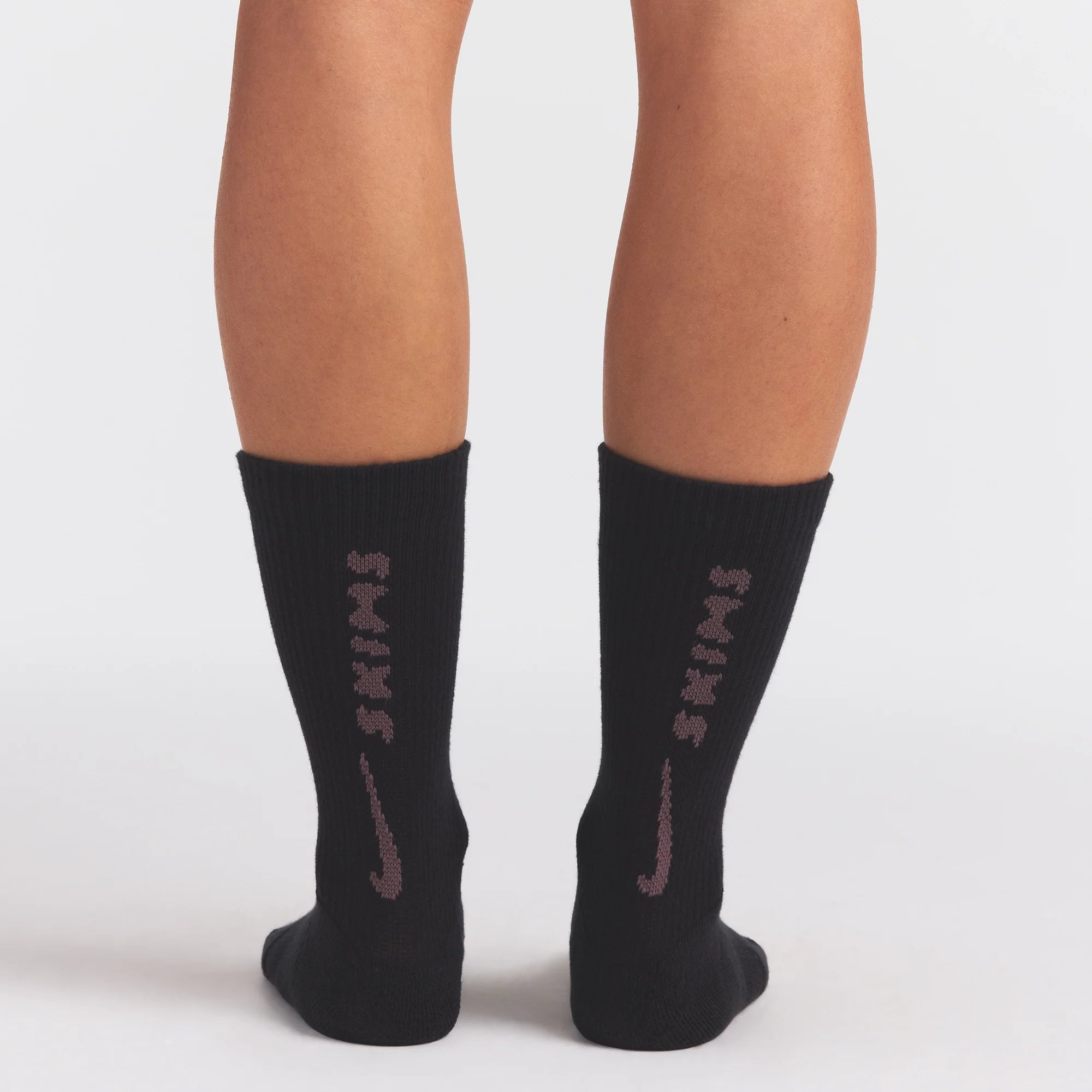 NikeSKIMS ACCESSORIES DRI-FIT? CREW SOCK 3-PACK | COBALT MULTI ON A MODEL SIDE VIEW @ | FOCUS: 0.0, 1.0, 0.9