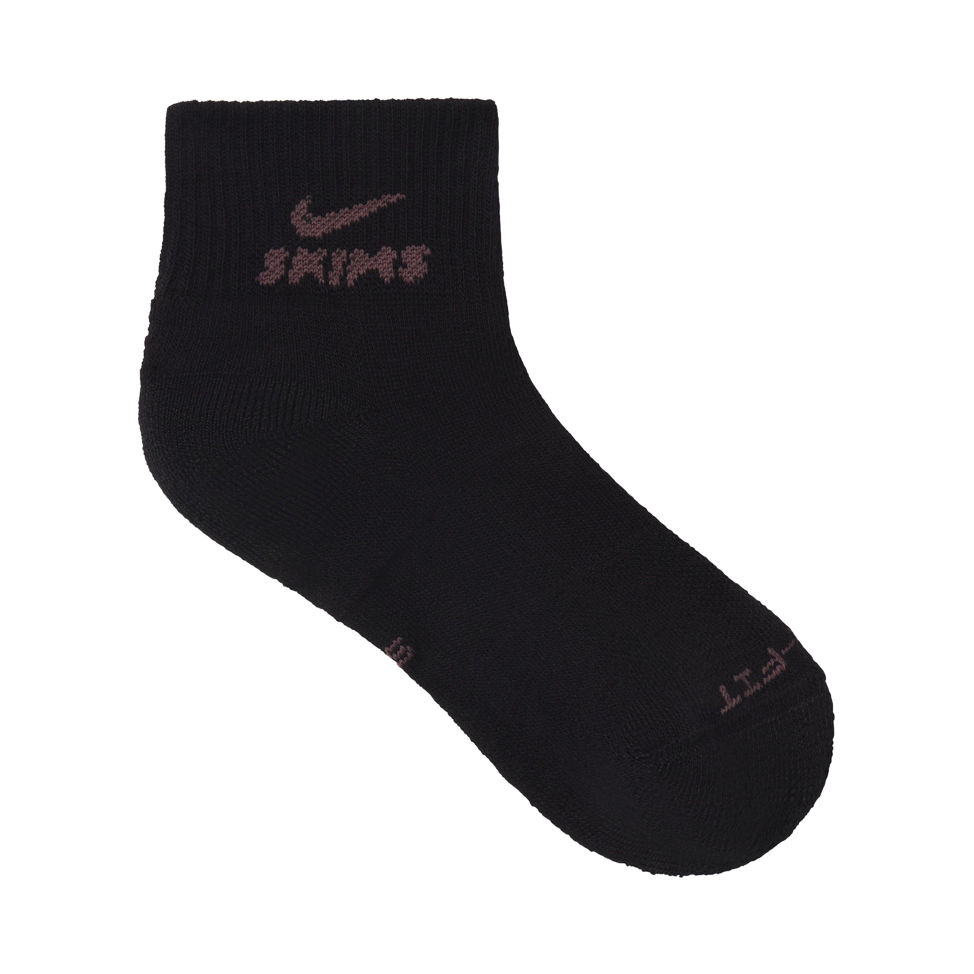 NikeSKIMS ACCESSORIES DRI-FIT? QUARTER CREW SOCK 3-PACK | COBALT(OBSIDIAN)/RAISINETTE(DARK SEPIA)/OBSIDIAN(RAISINETTE) FLAT ON A WHITE BACKGROUND | FLT