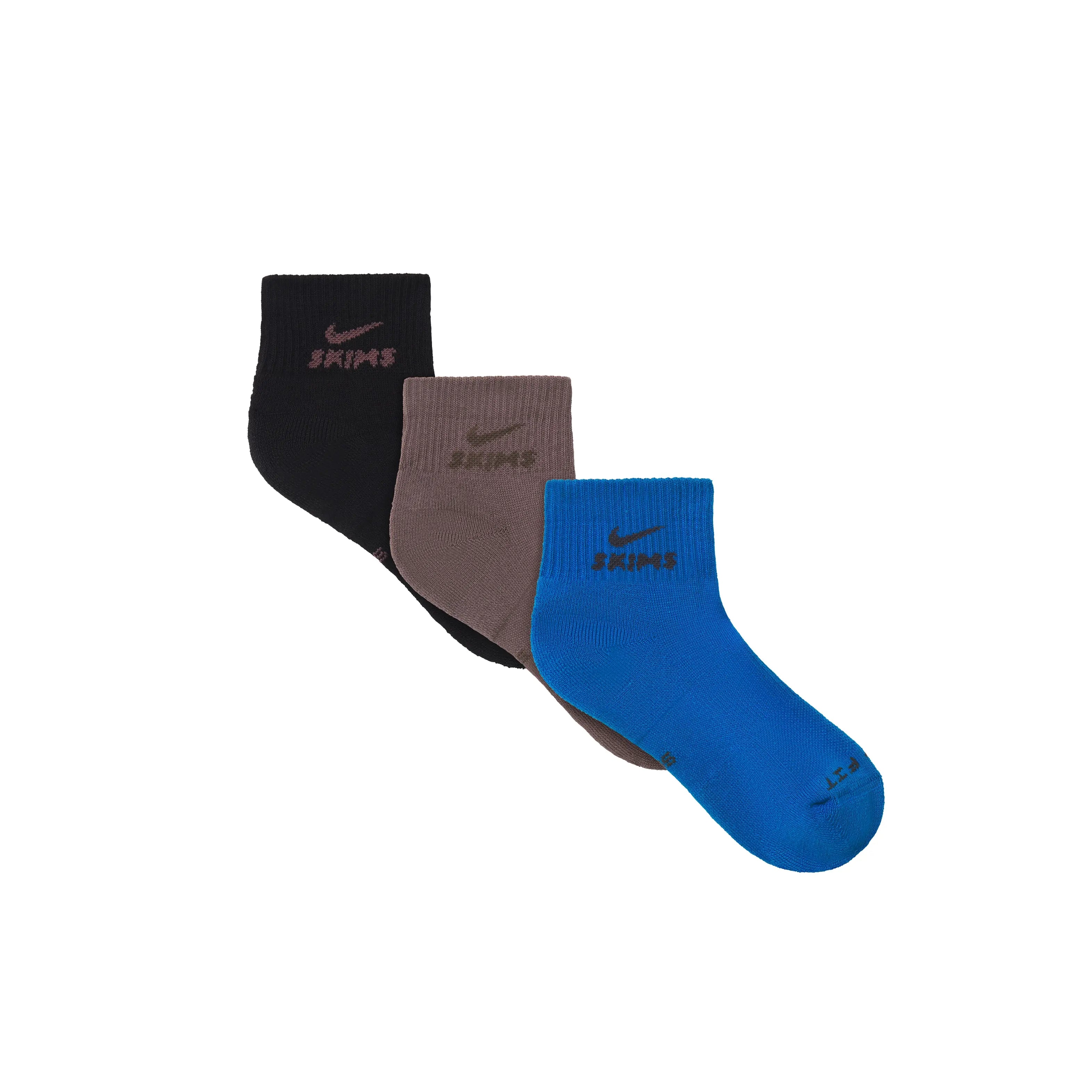 NikeSKIMS ACCESSORIES DRI-FIT? QUARTER CREW SOCK 3-PACK | COBALT(OBSIDIAN)/RAISINETTE(DARK SEPIA)/OBSIDIAN(RAISINETTE) FLAT ON A WHITE BACKGROUND | FLT @ | FOCUS: 0.0, 1.0, 0.9